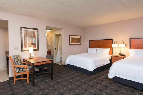 Habitación de hotel con 2 camas y escritorio en Hampton Inn and Suites Indianapolis-Fishers en Fishers