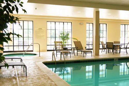 una piscina con sillas y mesas en un edificio en Hampton Inn & Suites Dobson, en Dobson
