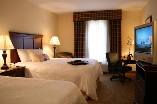 um quarto de hotel com duas camas e uma televisão de ecrã plano em Hampton Inn & Suites Dobson em Dobson