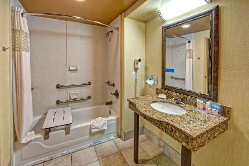 Hampton Inn Indianapolis-SW-Plainfield في بلينفيلد: حمام مع حوض ودش وحوض استحمام