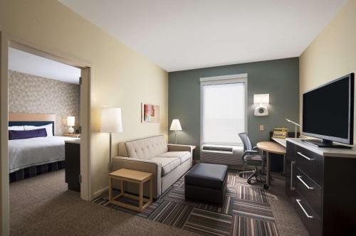 una camera d'albergo con letto e TV di Home2 Suites by Hilton Ridgeland a Ridgeland