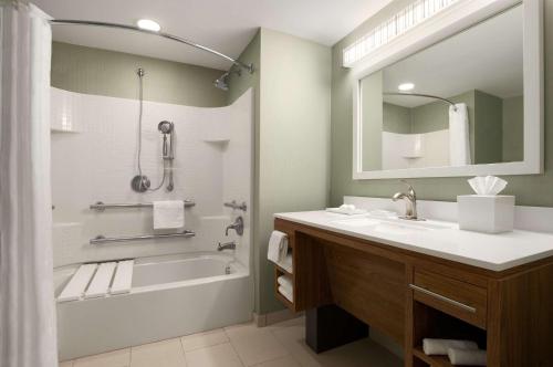 uma casa de banho com uma banheira, um lavatório e um chuveiro em Home2 Suites by Hilton Ridgeland em Ridgeland