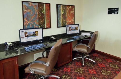 Hampton Inn Jasperにあるテレビまたはエンターテインメントセンター