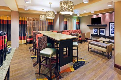un bar en el vestíbulo del hotel con sillas y mesas en Hampton Inn Jonesboro en Jonesboro