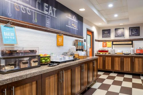 Η κουζίνα ή μικρή κουζίνα στο Hampton Inn Joliet/I-80