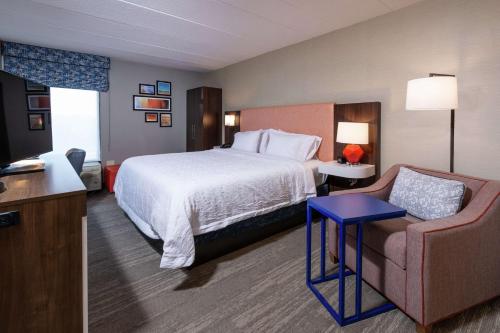ein Hotelzimmer mit einem Bett und einem Sofa in der Unterkunft Hampton Inn Fall River/Westport in North Westport
