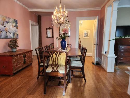 a dining room with a table and chairs at Stone Carriage House in Picton