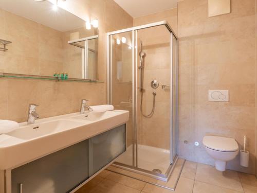 La salle de bains est pourvue d'une douche, d'un lavabo et de toilettes. dans l'établissement Style Apartment Kaprun - Top 9 - By Villa for You, à Kaprun