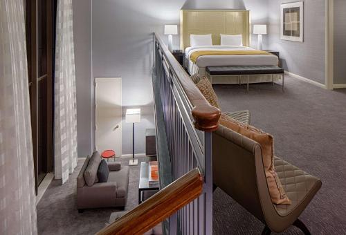 ヒューストンにあるダブルツリー バイ ヒルトン ホテル ヒューストン グリーンウェイ プラザのベッドルームへ続く階段のあるホテルルーム
