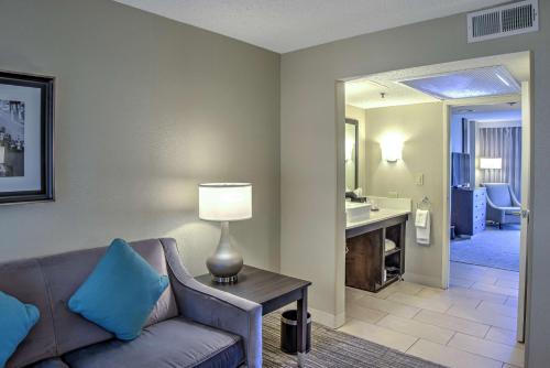 ein Wohnzimmer mit einem Sofa und einem Tisch mit einer Lampe in der Unterkunft Embassy Suites by Hilton Indianapolis North in Indianapolis