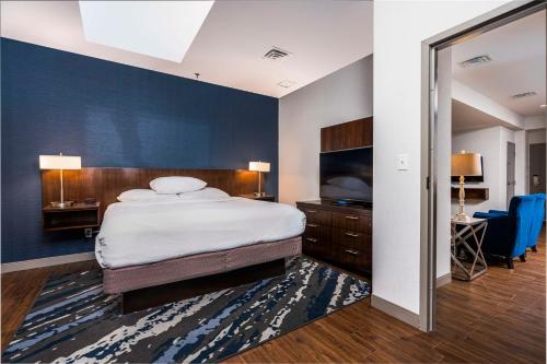 Embassy Suites by Hilton Indianapolis Downtown Image