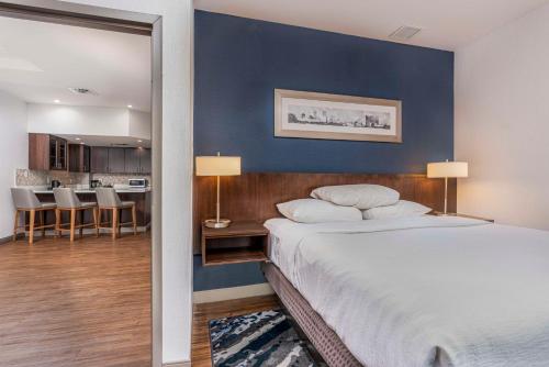 a bedroom with a large bed with a blue wall at Embassy Suites by Hilton Indianapolis Downtown in Indianapolis