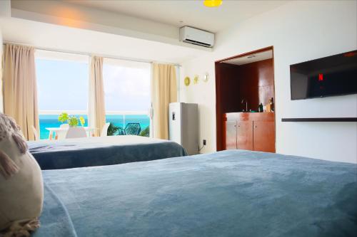 坎昆的住宿－A 2 minutos caminando de COCO BONGO! vista al mar - Od110 -，一间带两张床的卧室,享有海景