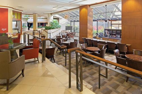 um restaurante com mesas e cadeiras e um bar em DoubleTree by Hilton San Jose em San Jose