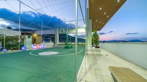 einen Indoor-Basketballplatz in einem Haus mit einem Netz in der Unterkunft Edificio Soho Galaxy, bella suit con balcon in Quito