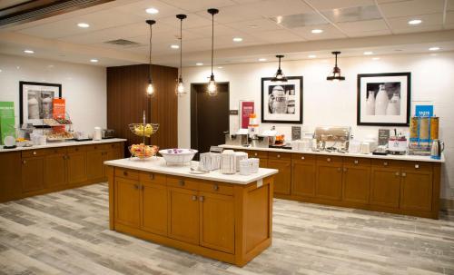 a store with wooden cabinets and a counter in a room at Hampton Inn Lebanon in Lebanon