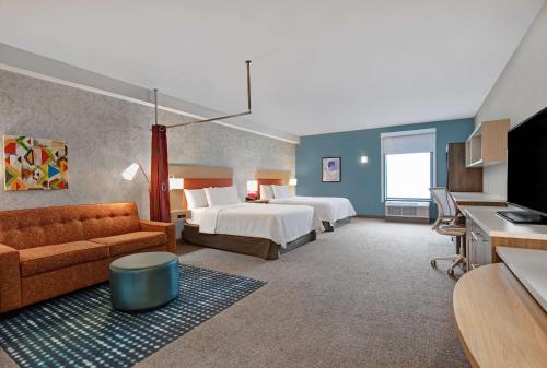 ボーデンタウンにあるHome2 Suites By Hilton Bordentownのベッドとソファ付きのホテルルーム