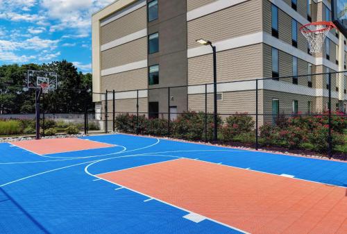 a basketball court in front of a building at Home2 Suites By Hilton Bordentown in Bordentown