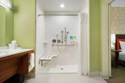 bagno con doccia e lavandino di Home2 Suites By Hilton Elko a Elko