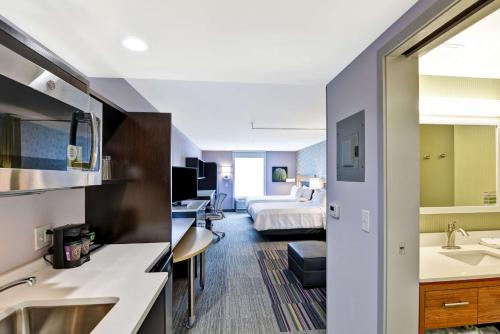 ウィンストン・セーラムにあるHome2 Suites By Hilton Winston-Salem Hanes Mallのベッドとバスルーム付きのホテルルームです。