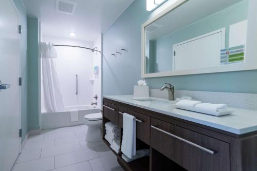 ein Badezimmer mit einem Waschbecken, einem WC und einem Spiegel in der Unterkunft Home2 Suites By Hilton Jackson Flowood Airport Area in Flowood