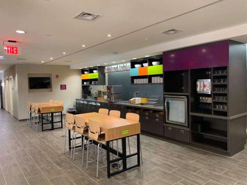 Restaurant ou autre lieu de restauration dans l'établissement Home2 Suites By Hilton Newark Airport
