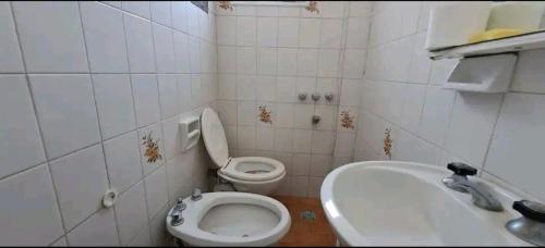 małą łazienkę z toaletą i umywalką w obiekcie Departamento para 4 personas w mieście Mar de Ajó