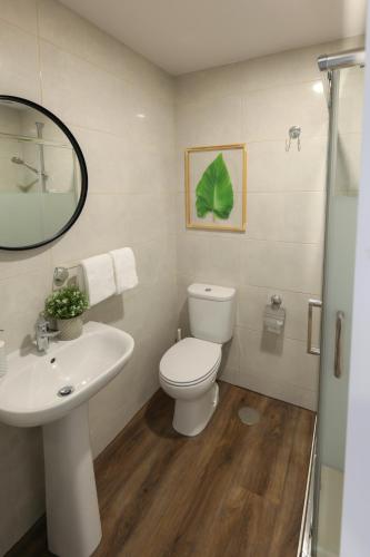 Ένα μπάνιο στο Modern Apartment With Garden