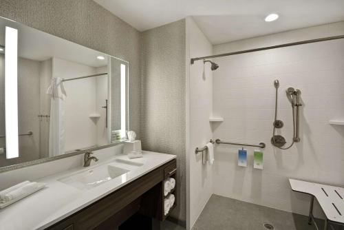 y baño con lavabo y ducha. en Home2 Suites Houston Westchase en Houston