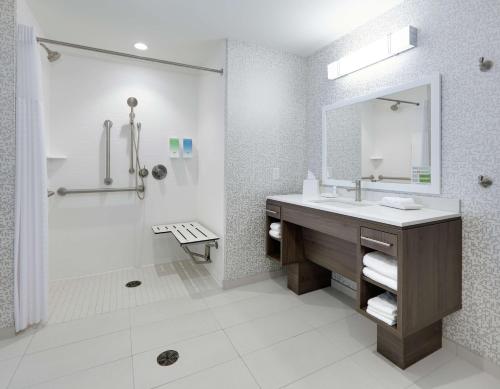 La salle de bains est pourvue d'un lavabo et d'une douche. dans l'établissement Home2 Suites By Hilton Hagerstown, à Hagerstown