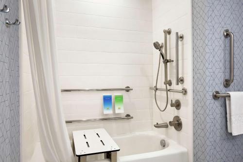 Vannituba majutusasutuses Home2 Suites By Hilton Houston-Pearland, Tx