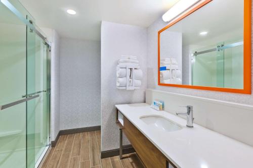 ein Bad mit einem Waschbecken und einem Spiegel in der Unterkunft Hampton Inn Cape Cod Canal in Buzzards Bay