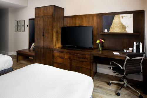Una televisión o centro de entretenimiento en Watt Hotel Tapestry Collection by Hilton