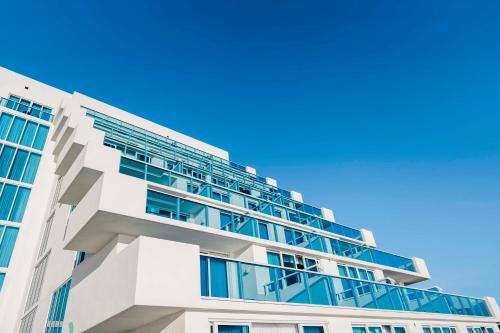 una imagen de un edificio con balcones de cristal en Hotel Maren Fort Lauderdale Beach, Curio Collection By Hilton en Fort Lauderdale