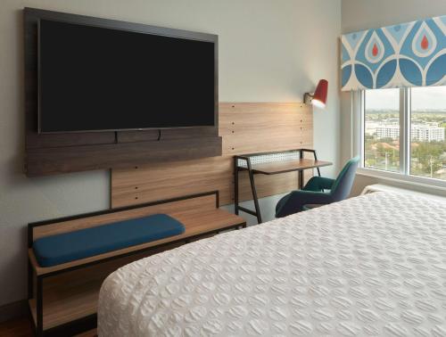 a hotel room with a bed and a flat screen tv at Tru By Hilton Fort Lauderdale Downtown-Flagler Village in Fort Lauderdale