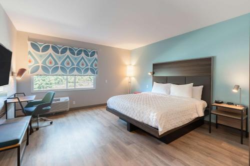 um quarto de hotel com uma cama e uma secretária em Tru By Hilton Eugene, Or em Eugene