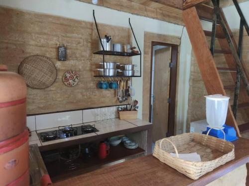 uma cozinha com um fogão e uma bancada em Rosa dos Ventos Chalés em Cavalcante