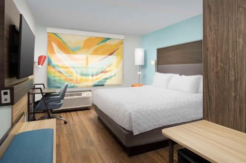 ビューフォートにあるTru by Hilton Beaufort, Scのベッドとデスクが備わるホテルルームです。