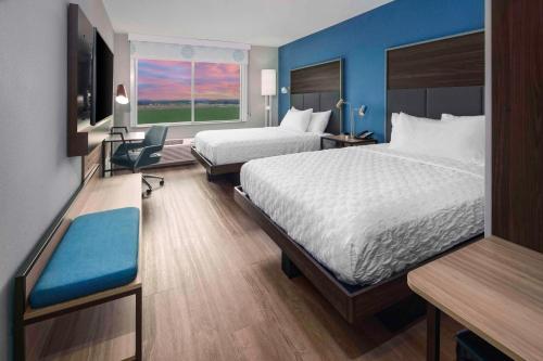 Habitación de hotel con 2 camas y ventana en Tru By Hilton Goodyear Phoenix West, Az, en Goodyear