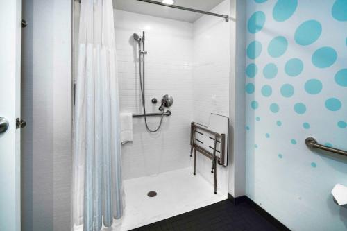 bagno con doccia e tenda doccia di Tru By Hilton Goodyear Phoenix West, Az a Goodyear