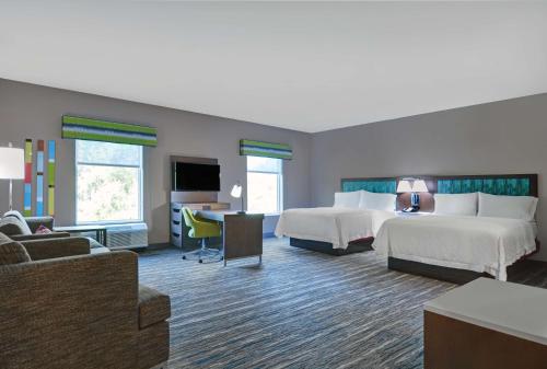 Hampton Inn And Suites Macclenny I-10 في Macclenny: غرفه فندقيه سريرين وتلفزيون