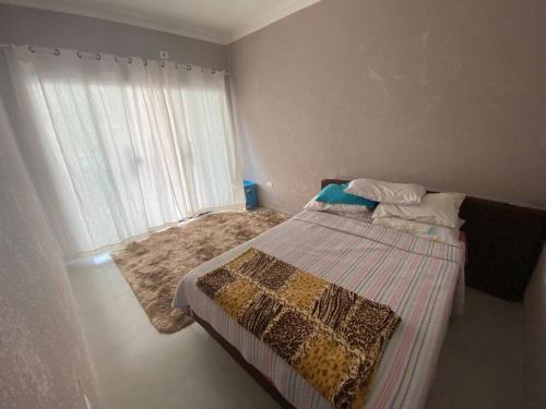 Ένα ή περισσότερα κρεβάτια σε δωμάτιο στο Casa Com Piscina em Pousada Oasis do Paranapanema - Estadia e Alegria