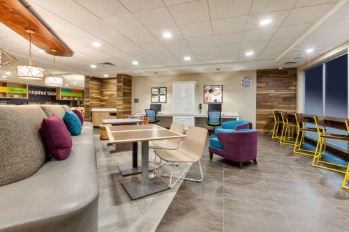 Ruang duduk di Home2 Suites By Hilton Saginaw, Mi