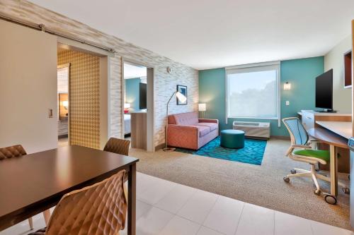 Televisyen dan/atau pusat hiburan di Home2 Suites By Hilton Saginaw, Mi