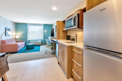 Dapur atau dapur kecil di Home2 Suites By Hilton Saginaw, Mi