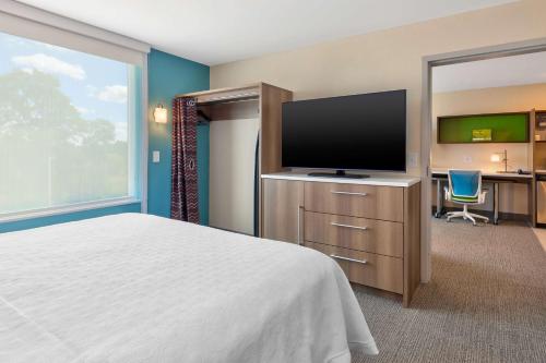 Televisyen dan/atau pusat hiburan di Home2 Suites By Hilton Saginaw, Mi