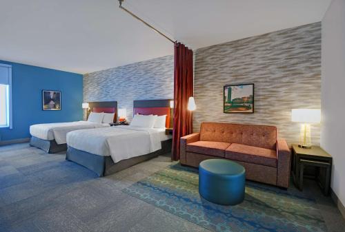 Tempat tidur dalam kamar di Home2 Suites By Hilton Columbus