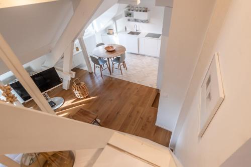 - une vue sur une salle à manger et une cuisine depuis le dernier étage d'une maison dans l'établissement Mon Chez Vous - In the heart of the old town, à Annecy