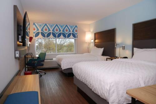 een hotelkamer met 2 bedden en een raam bij Tru By Hilton Chambersburg in Chambersburg