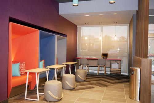 a restaurant with tables and chairs in a room at Tru By Hilton Chambersburg in Chambersburg